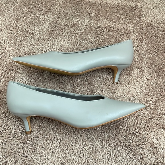Gray pleather pointed kitten heels - Picture 2 of 5